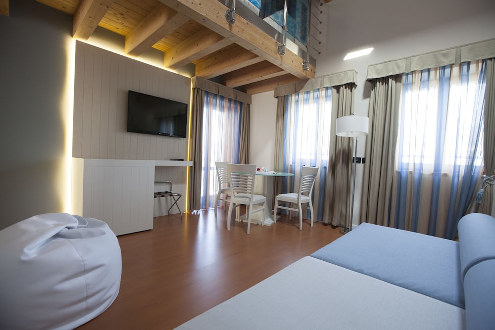 DUPLEX, PARADISE, SUITE, LAKE VIEW, BALCONY