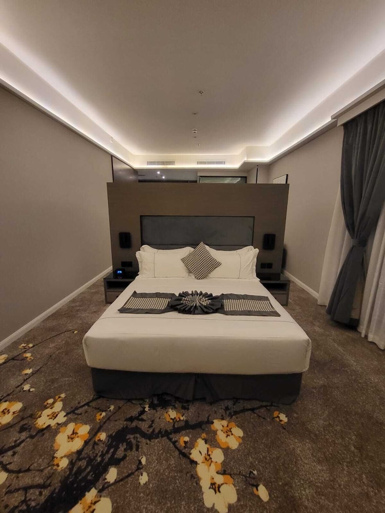 DELUXE, SUITE, KING BED
