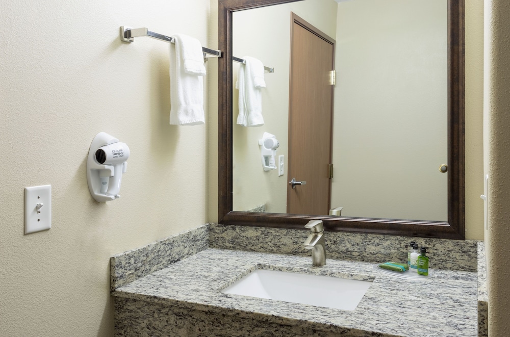 AmericInn by Wyndham Beaver Dam 10/60