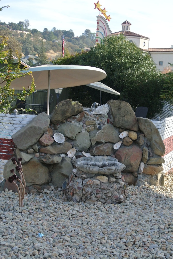 Vino Inn & Suites (ex Rancho Tee Motel) 58/63