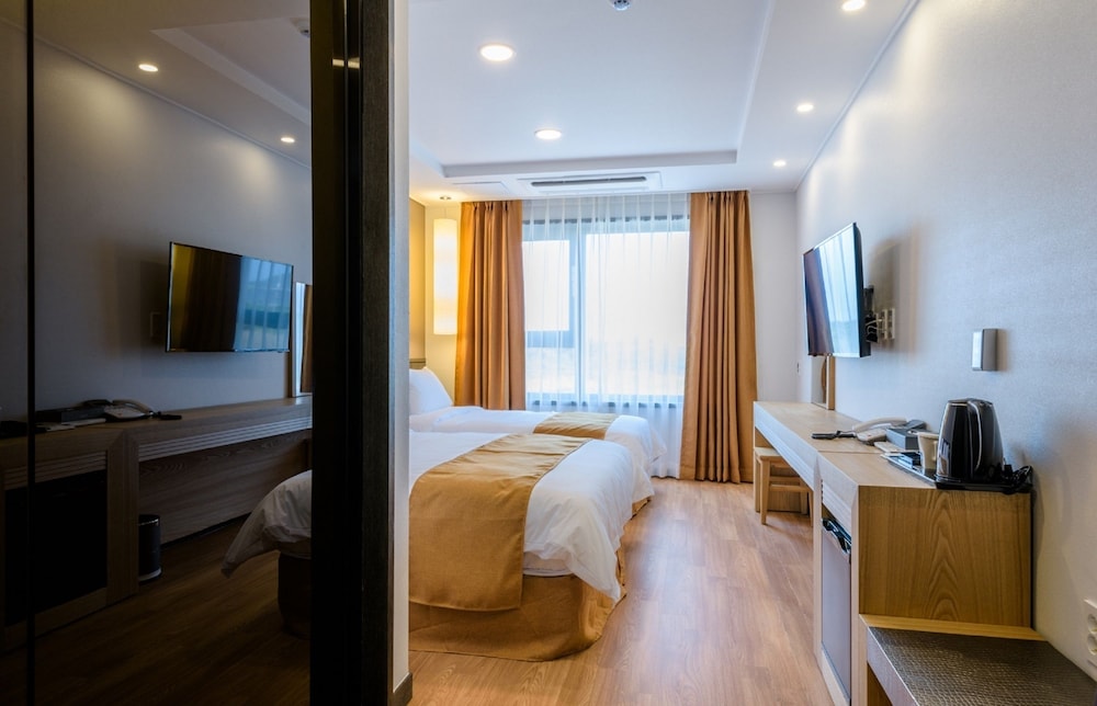 Thira Hotel 15/35
