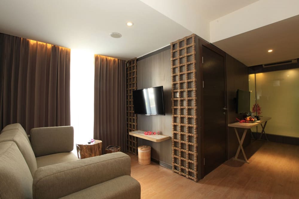 BEDROCK HOTEL 57/73