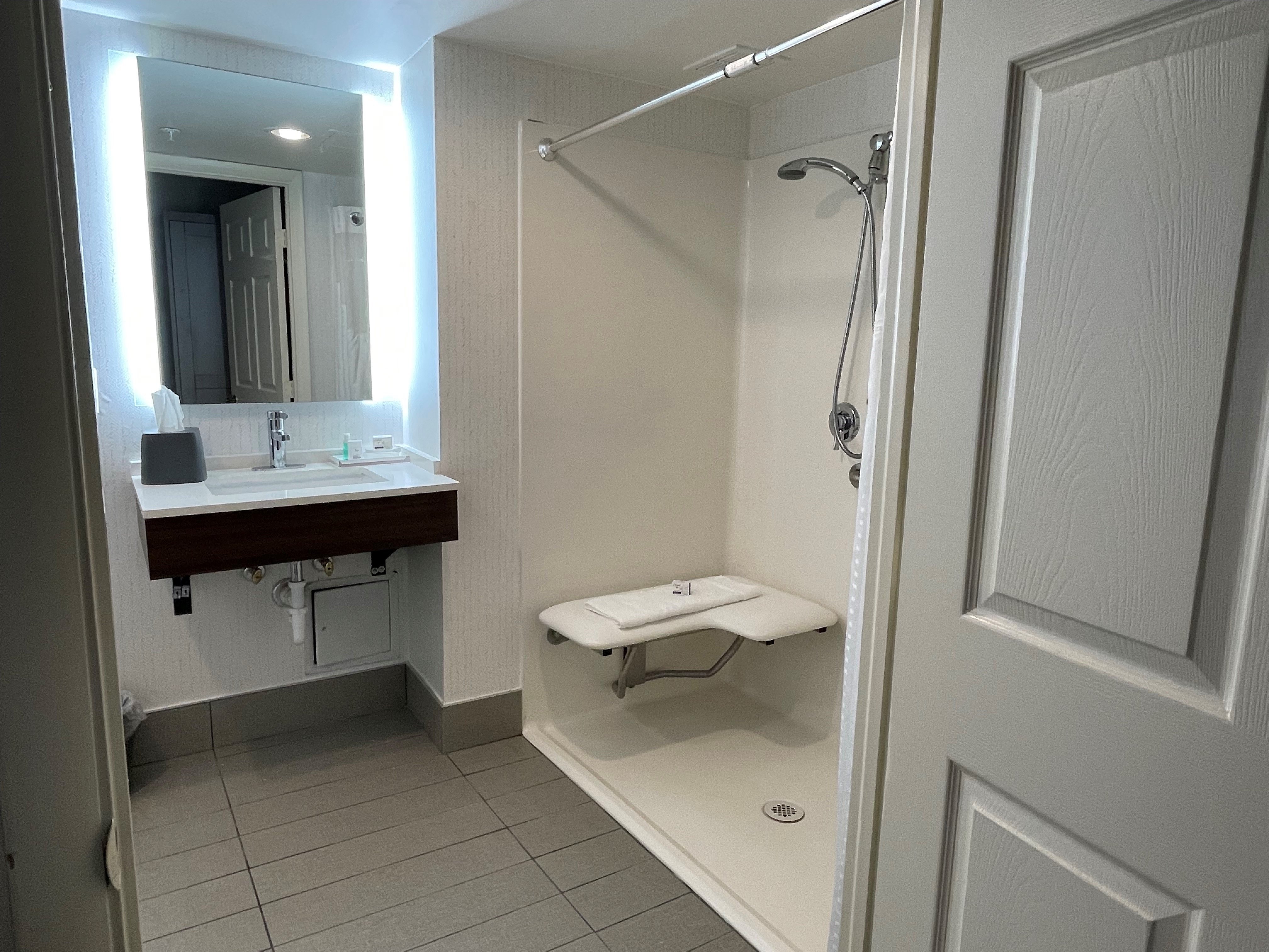 غرفة بسرير كينج لذوي الإعاقة، Holiday Inn Lansdale 4/4