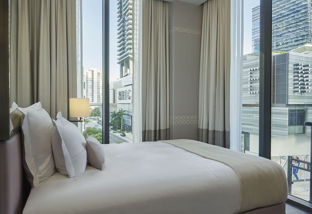 SLS LUX Brickell 24/60