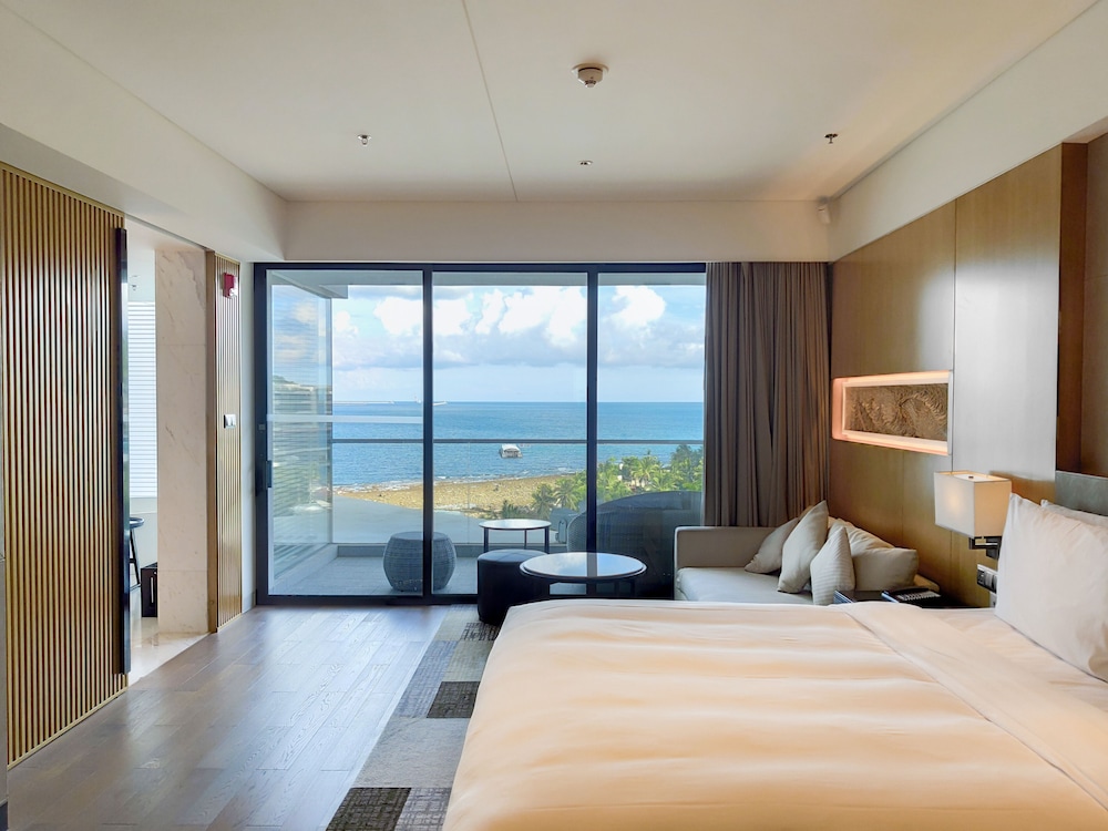 Elegant, Queen Bed, Partial Ocean View