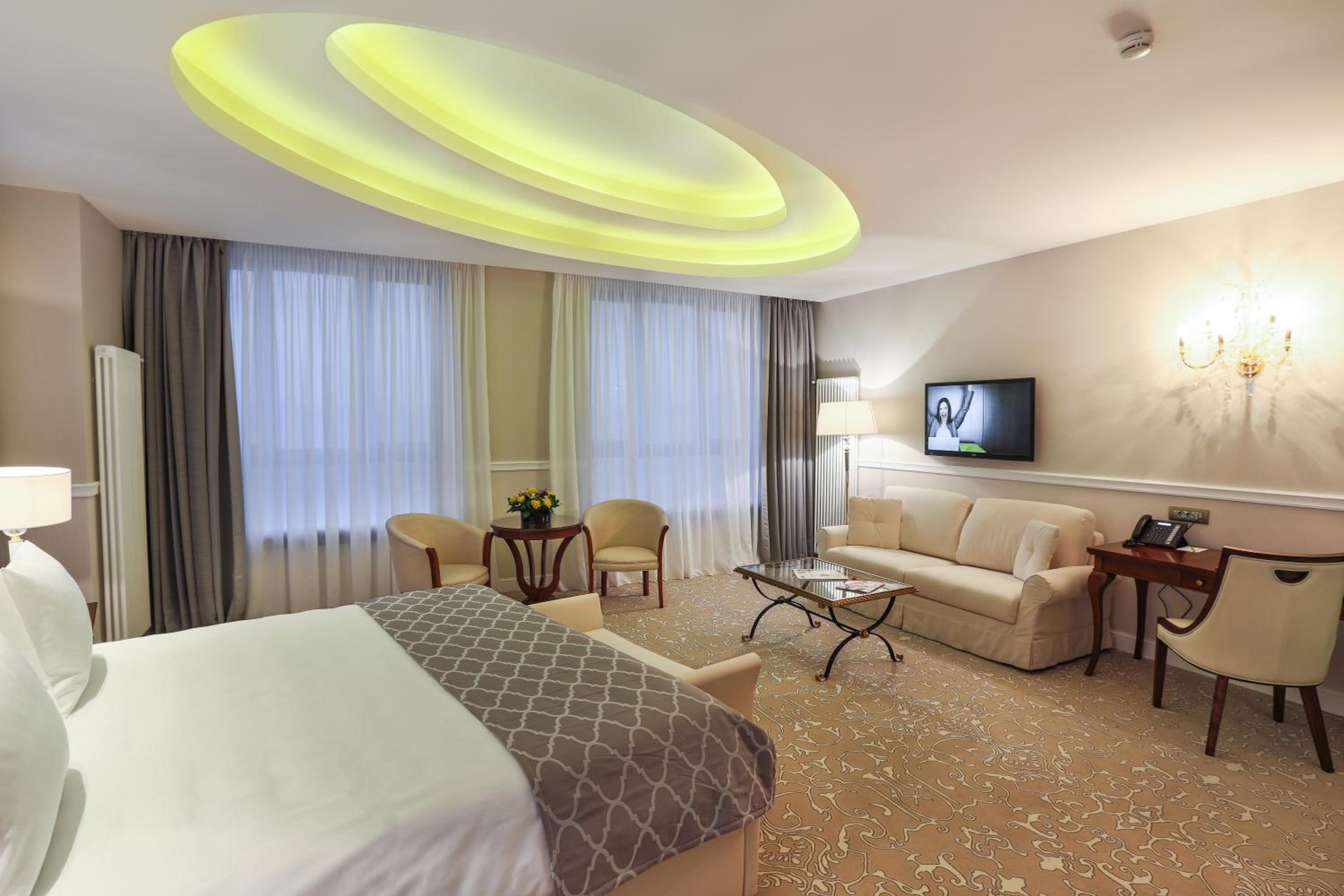Junior Suite, Queen Bed, Sofa