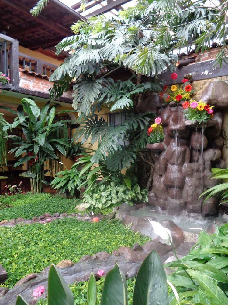 LAS CAMELIAS INN 45/50