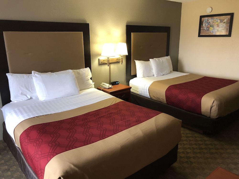Econo Lodge Hillsboro I-35 23/35