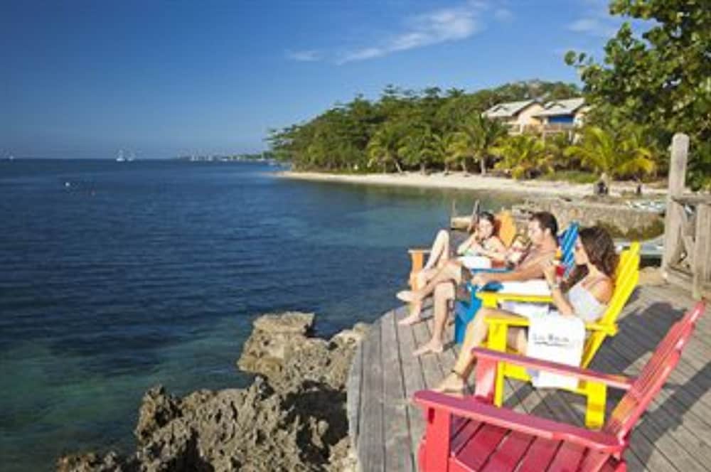 Las Rocas Resort And Dive Center 59/63