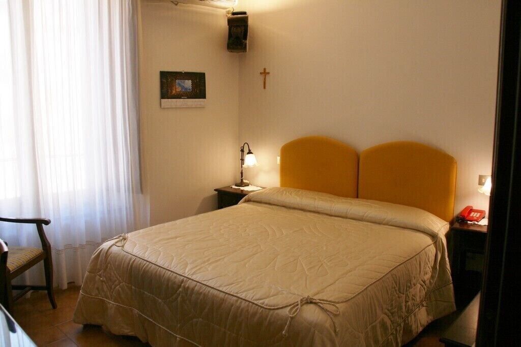 Standard, Queen Bed, City View