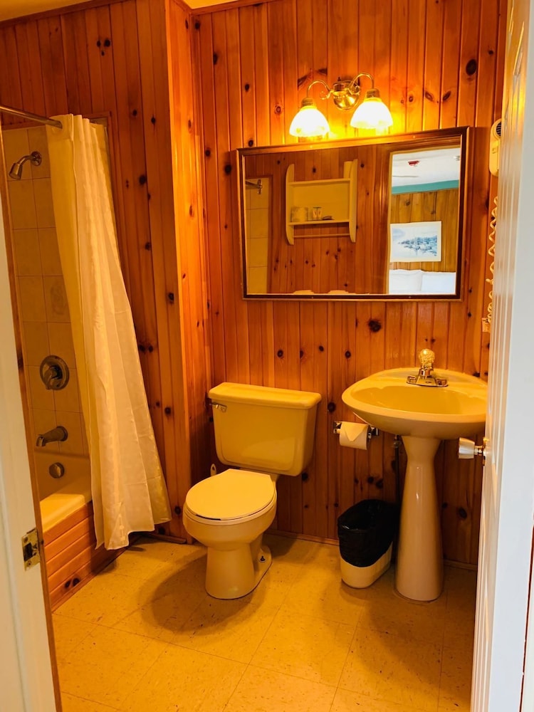 Algonquin Lakeside Inn 49/50