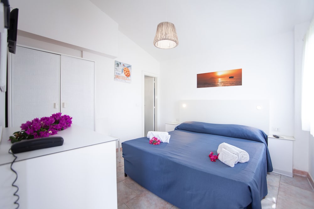 ROOM, DOUBLE BED