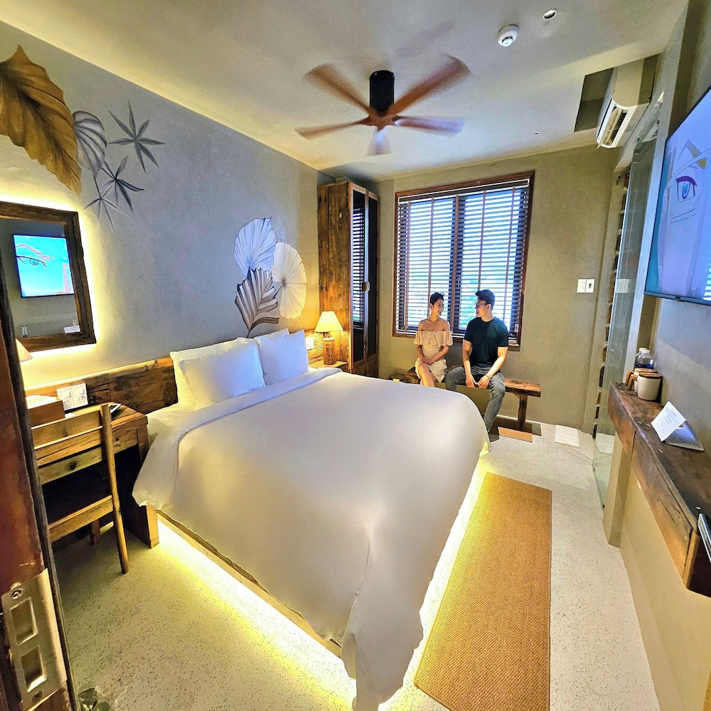 DELUXE, QUEEN BED