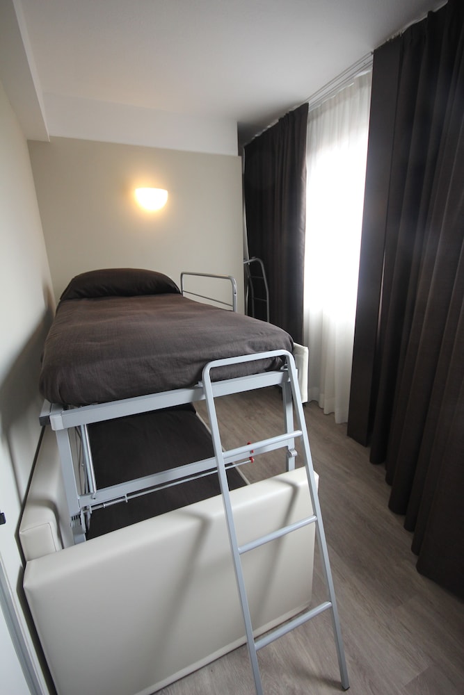 ROOM, QUADRUPLE