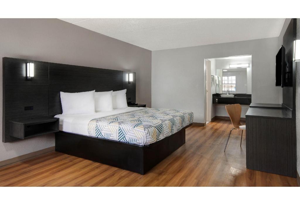 1 King Bed Non-Smoking, Kitchen