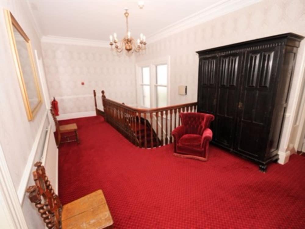 Denewood Hotel - Guest Accomodation 29/48