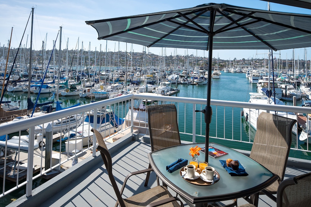 Bay Club Hotel & Marina 50/65