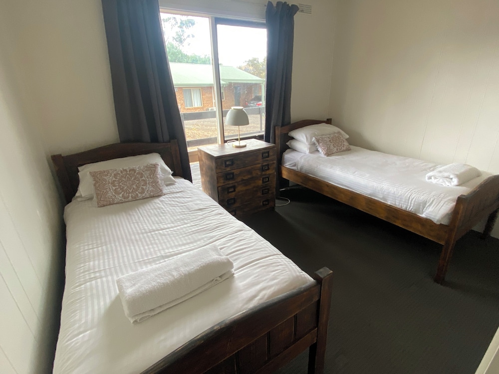 2 Bedrooms, Country, Basic, Cabin, Queen and Twin Beds, Kitchenette