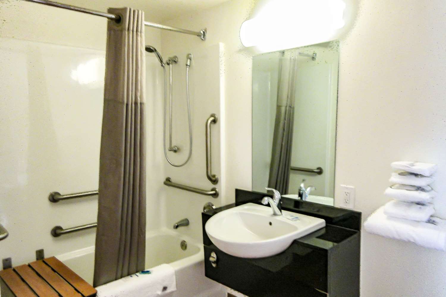 Room, 2 Double Beds, Accessible, Rodeway Inn Altoona Orchard Plaza 2/3
