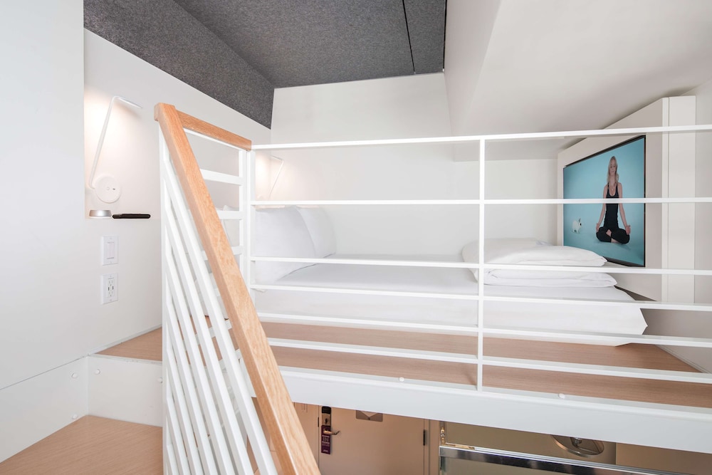 YOTEL San Francisco, Select by Hilton 16/76