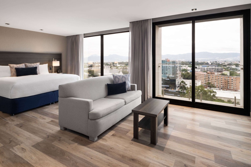 Room, King Bed, Balcony, Wyndham Garden Guatemala City 2/3