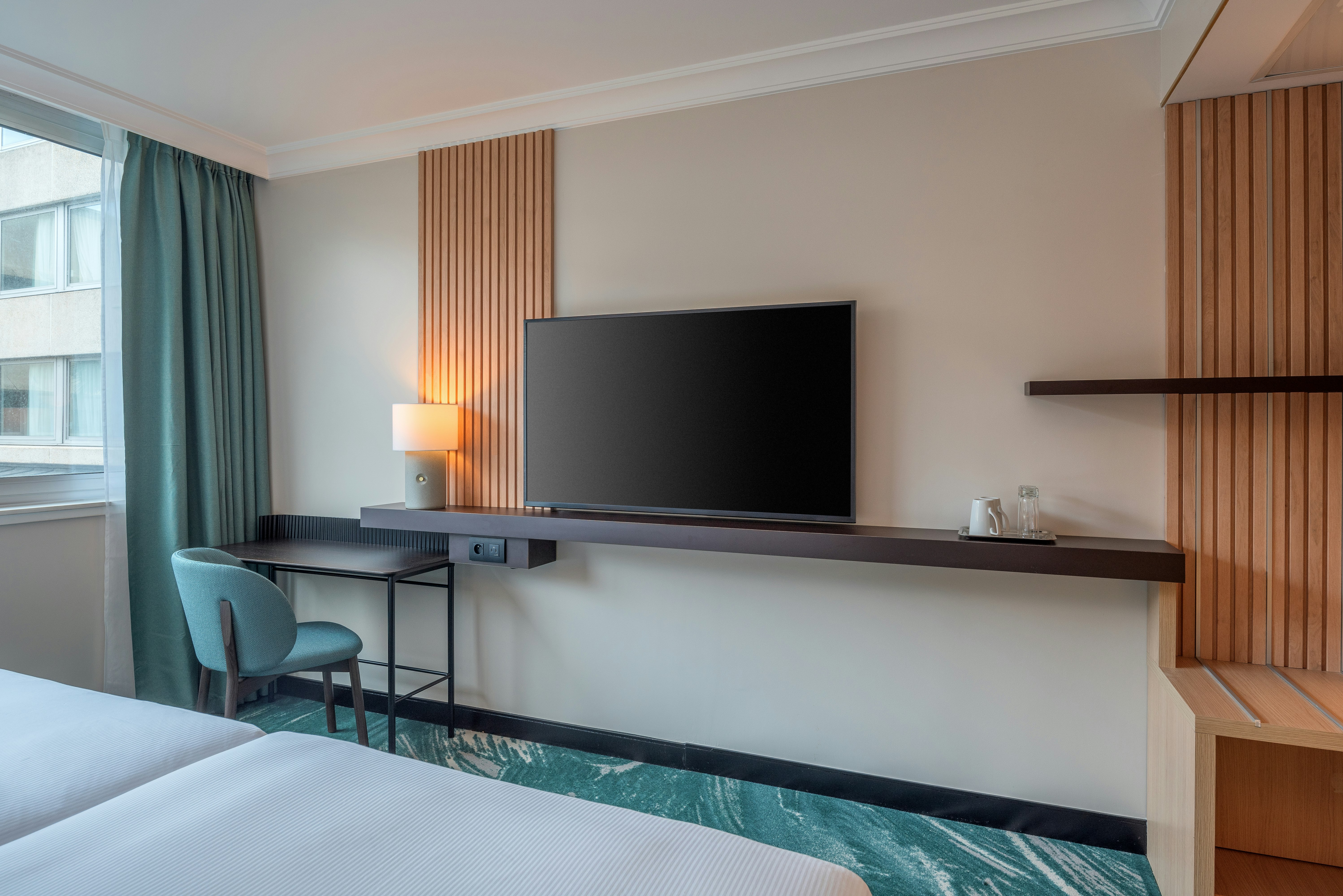 Room, King Bed, DoubleTree by Hilton Paris Bougival 6/7