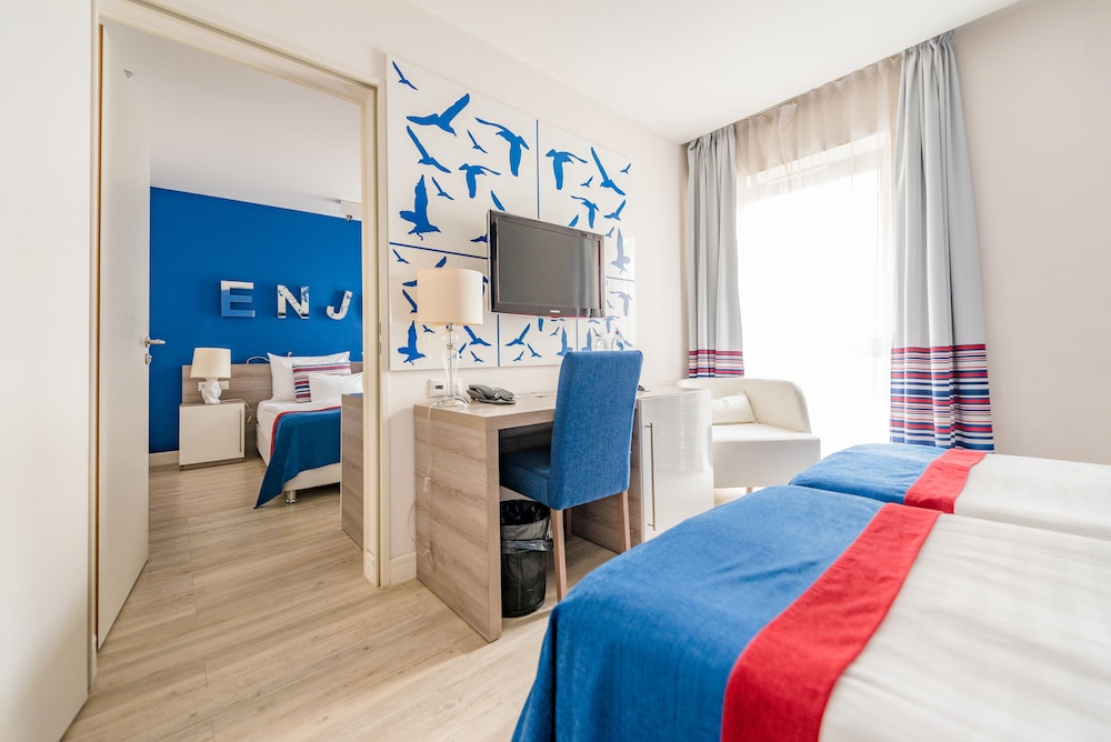 2 BEDROOMS, CONNECTING, FAMILY