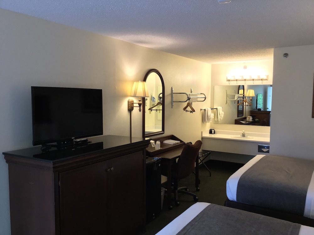 Brookwood Inn 21/46