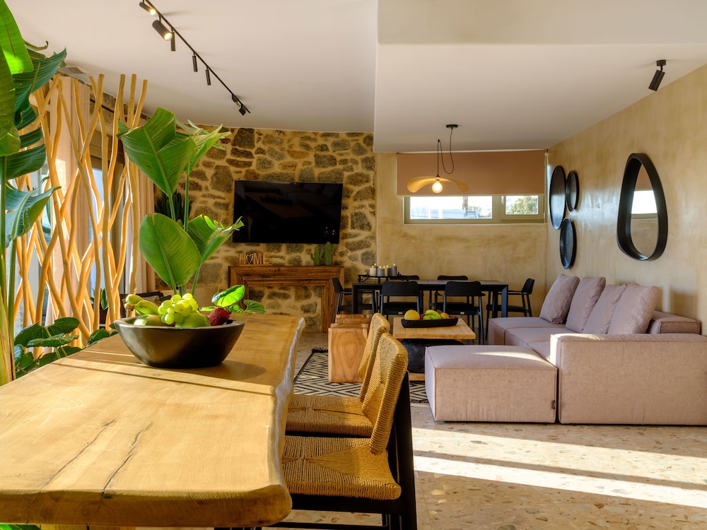 VRACHOS SUITES MYKONOS 57/75