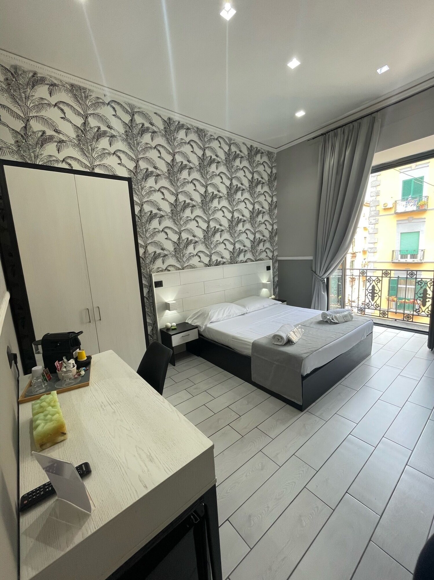 DELUXE, DOUBLE BED