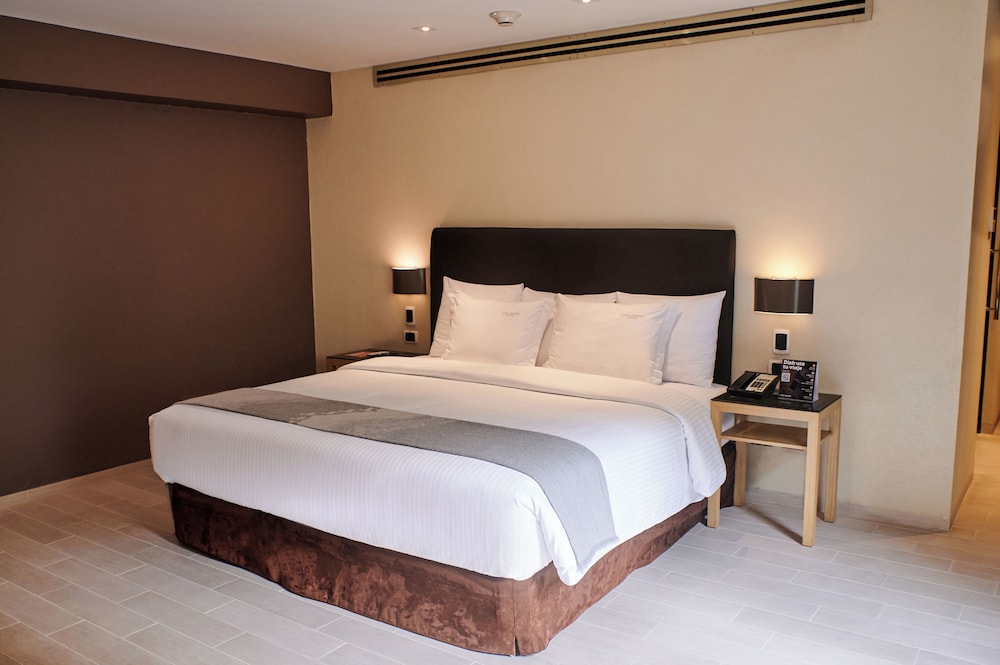 DELUXE, KING BED