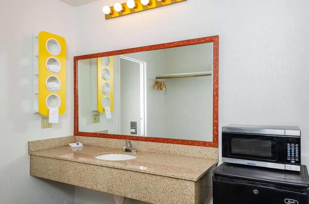 Motel6 Oakdale, CA 9/67