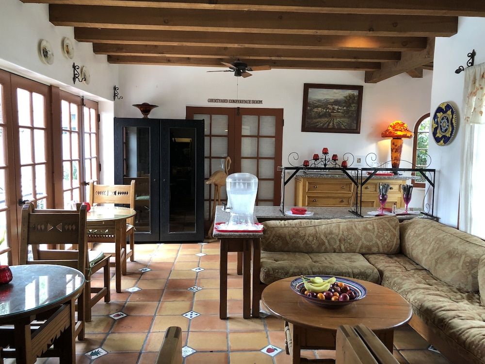 Villa Rosa Inn 52/78