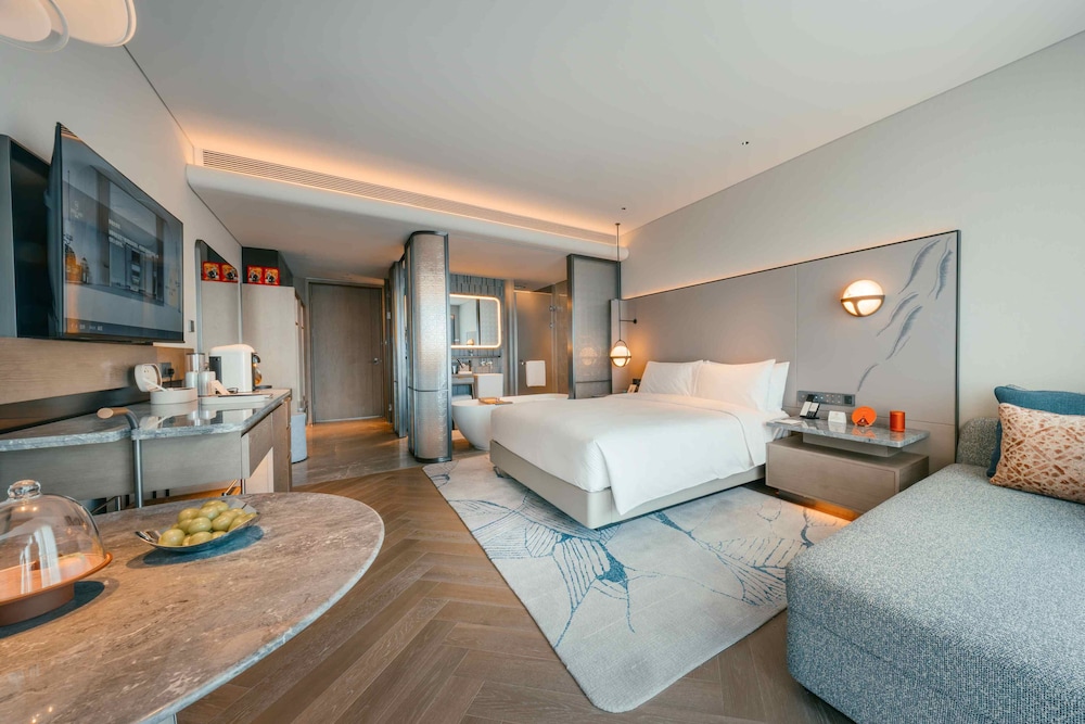 Superior, Queen Bed, City View