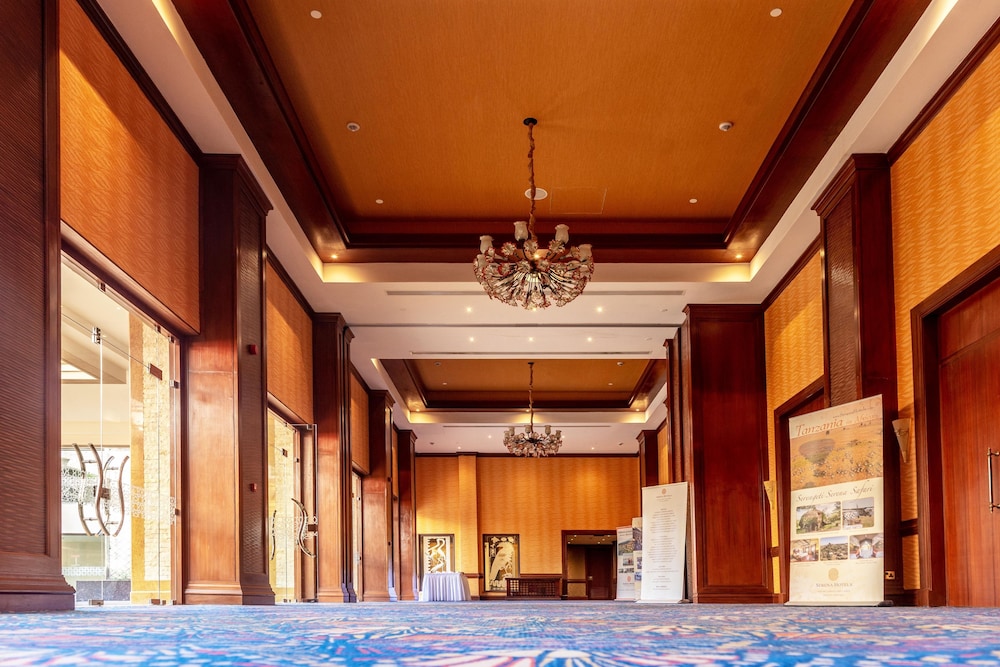 Nairobi Serena Hotel 11/82