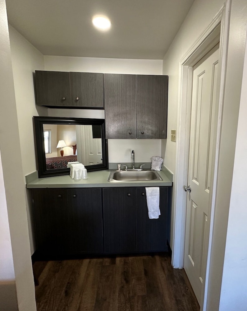 Desert Sands Inn & Suites Albuquerque photo1
