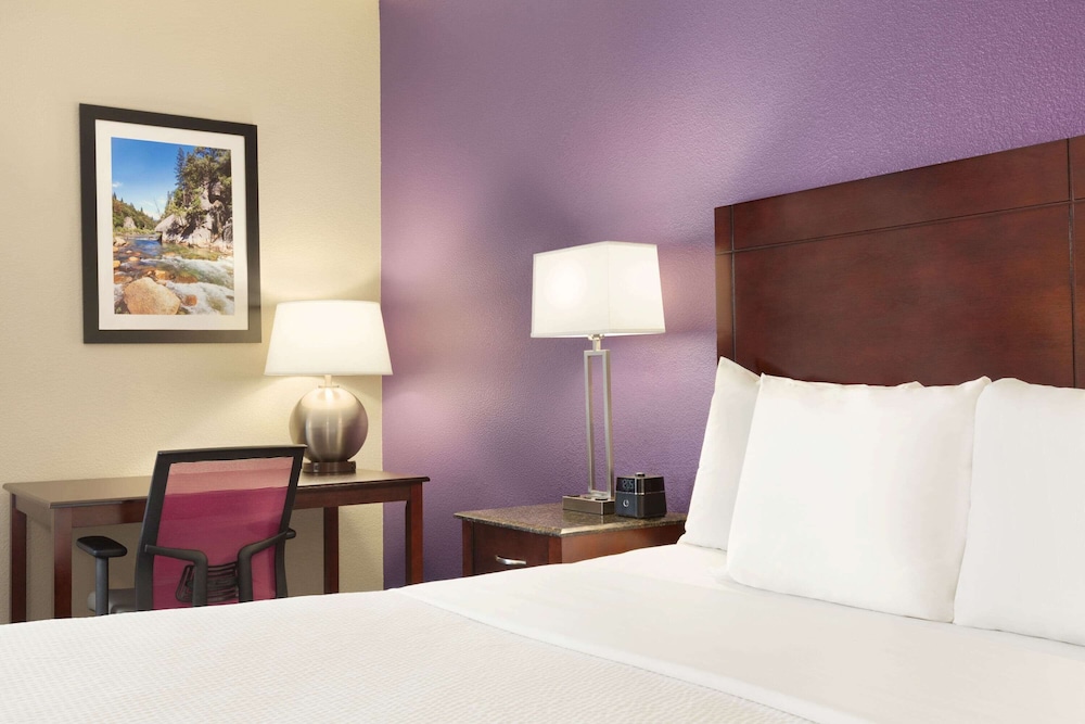 La Quinta Inn & Suites by Wyndham Fresno Northwest 19/44
