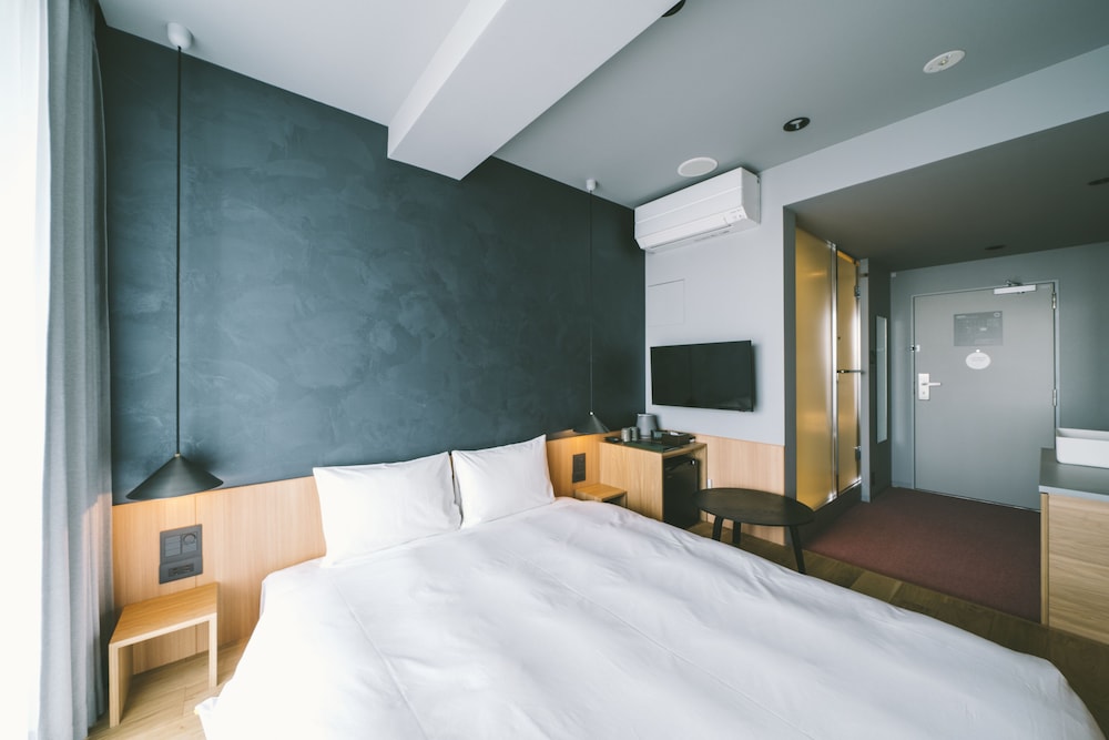 SUPERIOR, QUEEN BED