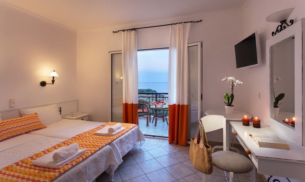 Iris Beach Hotel 3/41