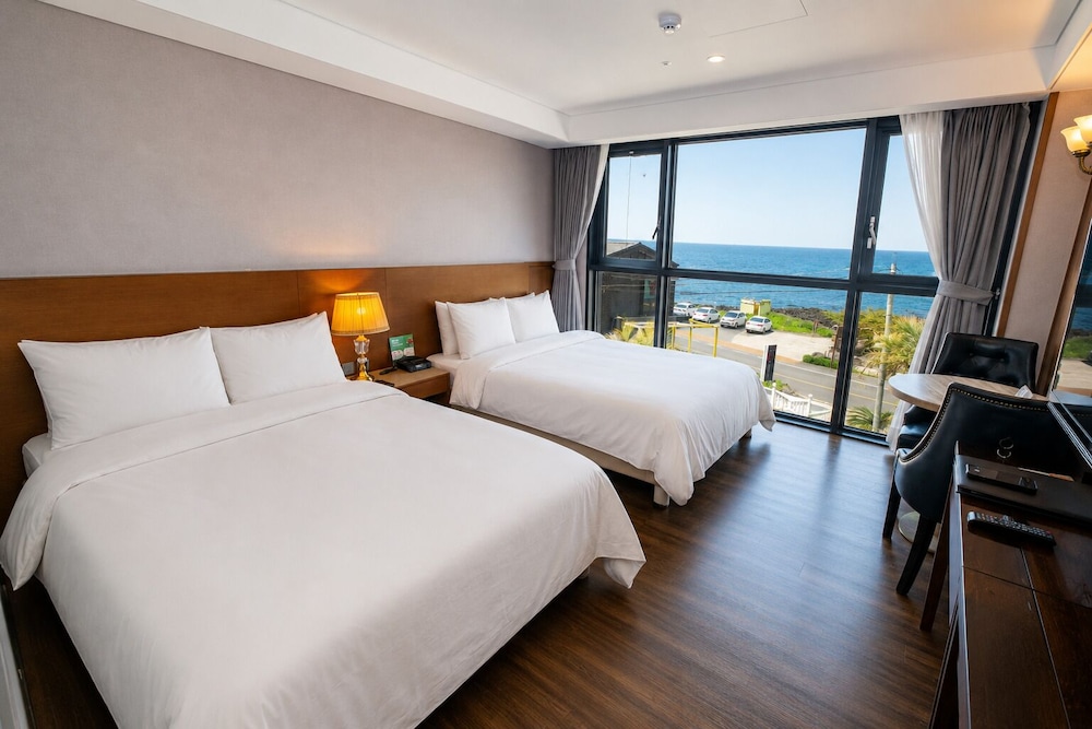 Junior, Family, 2 Queen Beds, Private Infinity Pool, Low Floor
