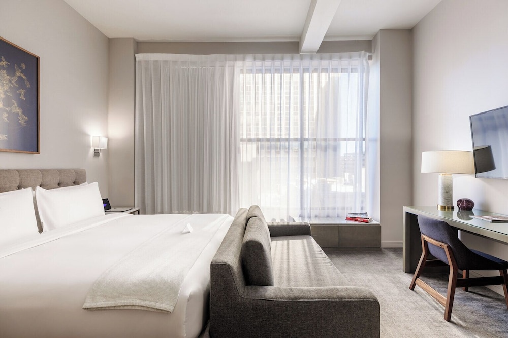 JUNIOR SUITE, KING BED