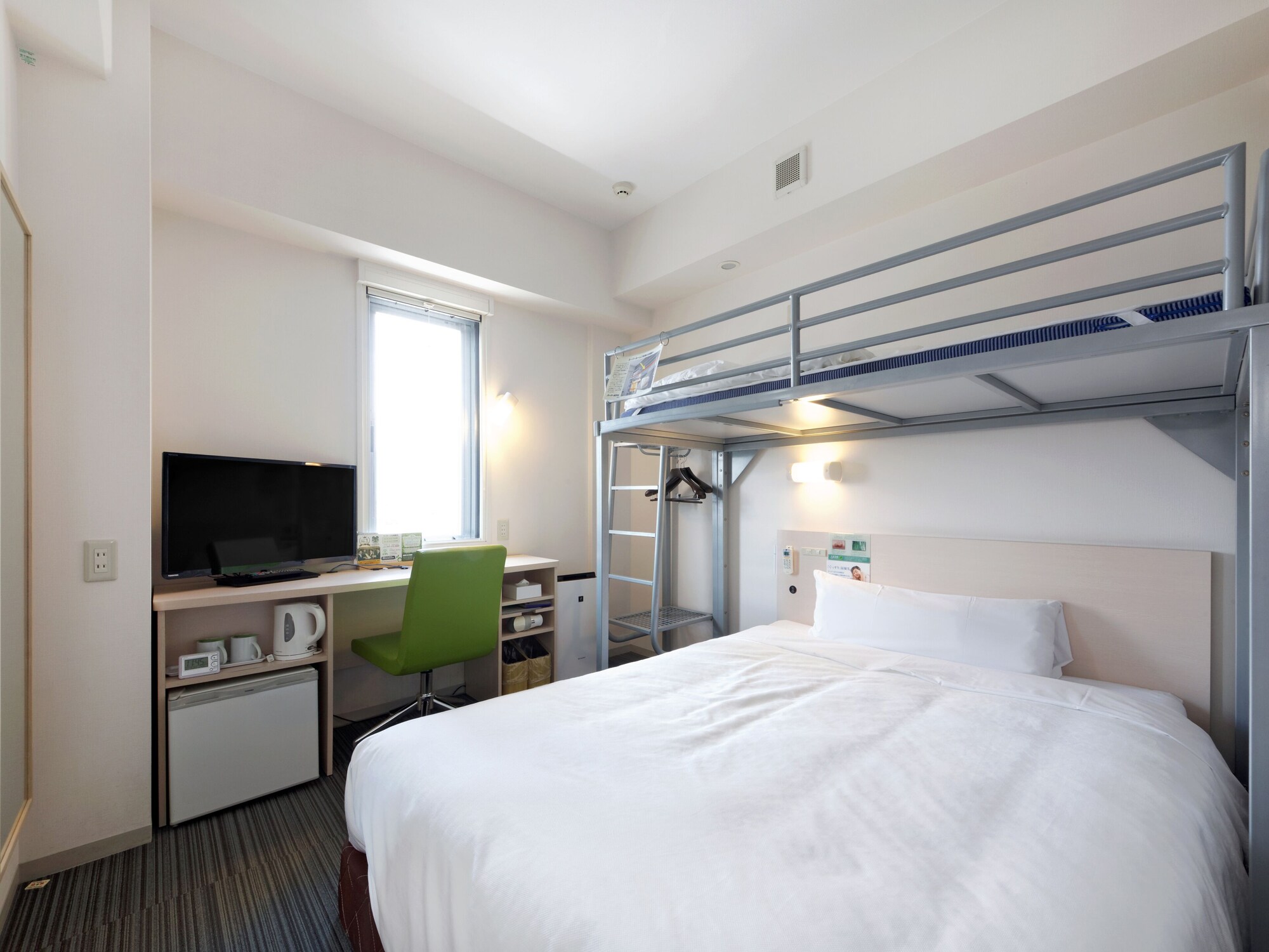 ROOM, LOFT BED, SMOKING