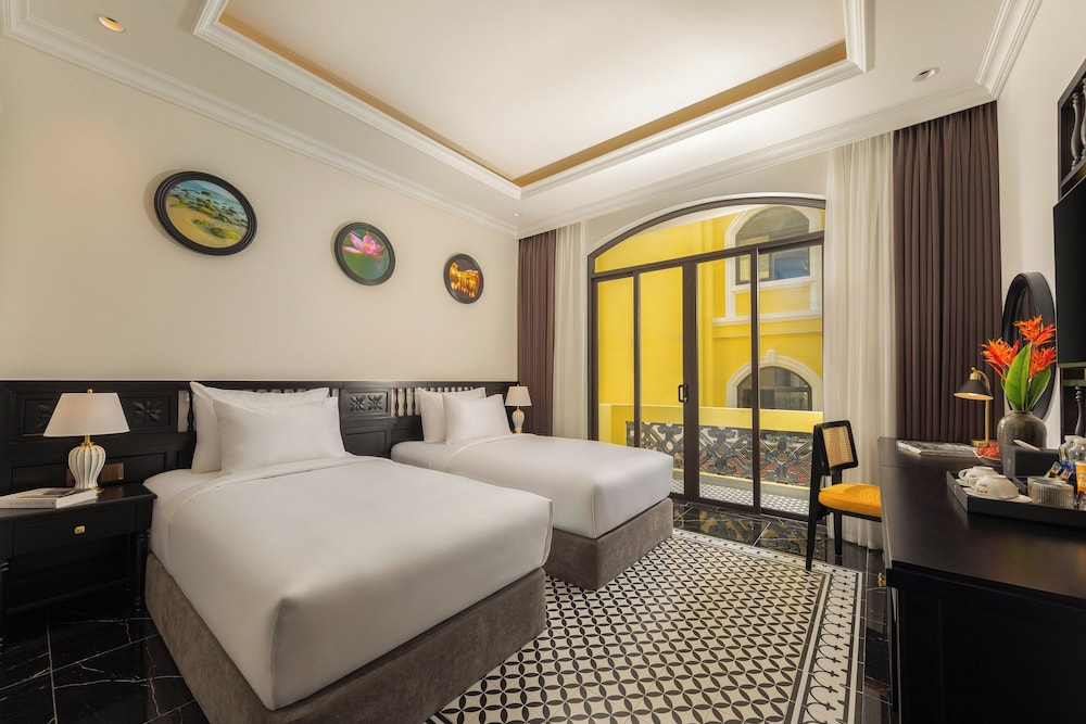 PREMIER, TWIN BEDS, BALCONY