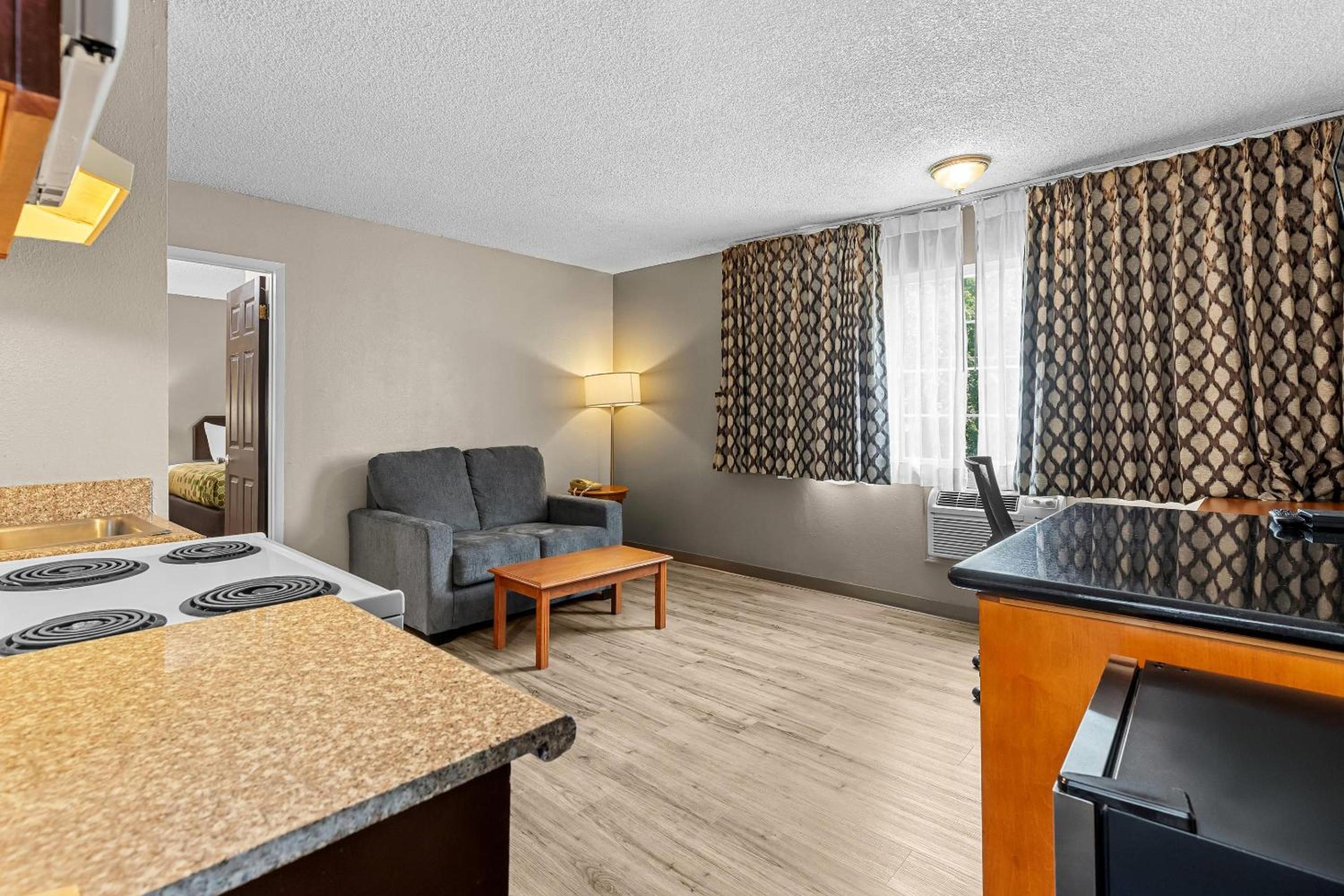 Efficiency, Family Suite, 2 King Beds, Sofa، Rodeway Inn & Suites Portland West - Beaverton 6/8