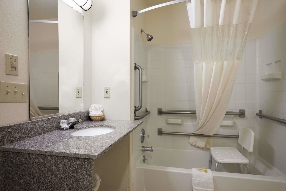 Days Inn by Wyndham Los Lunas 11/33