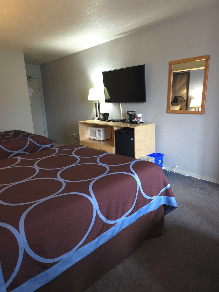 Super 8 by Wyndham Swift Current 38/46