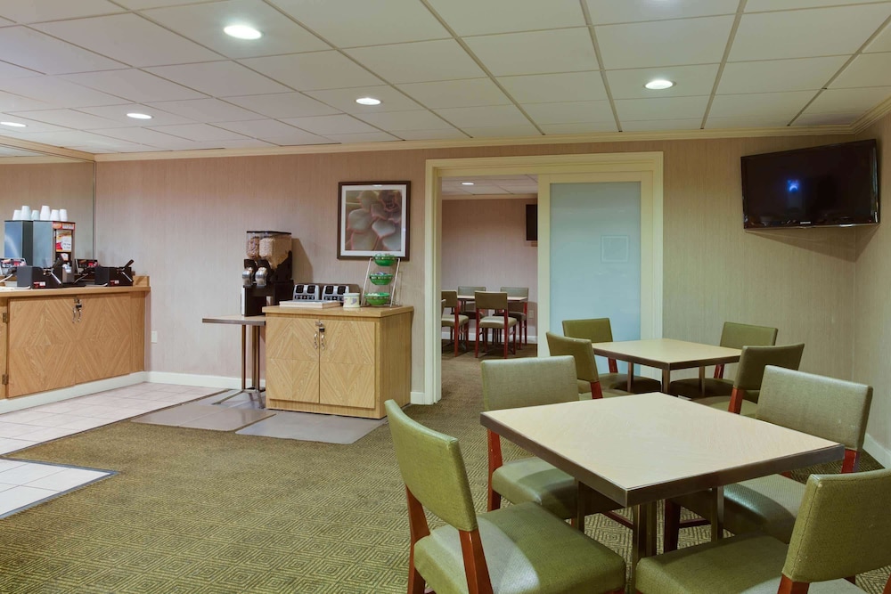 La Quinta Inn & Suites by Wyndham Lakeland East 32/37
