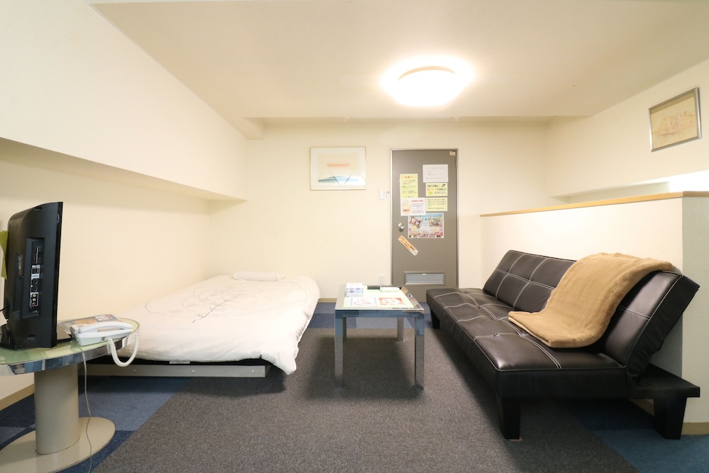 Bk Hotel & Weekly 24/34