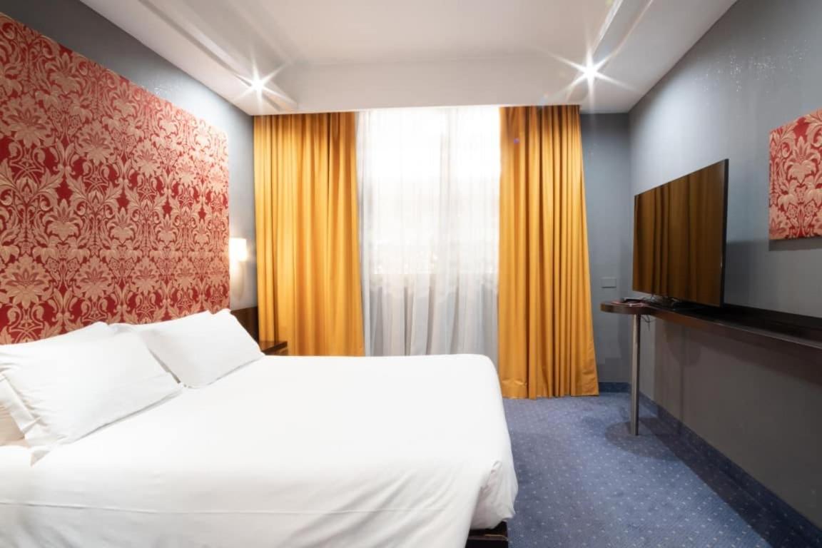 ROOM, DOUBLE BED