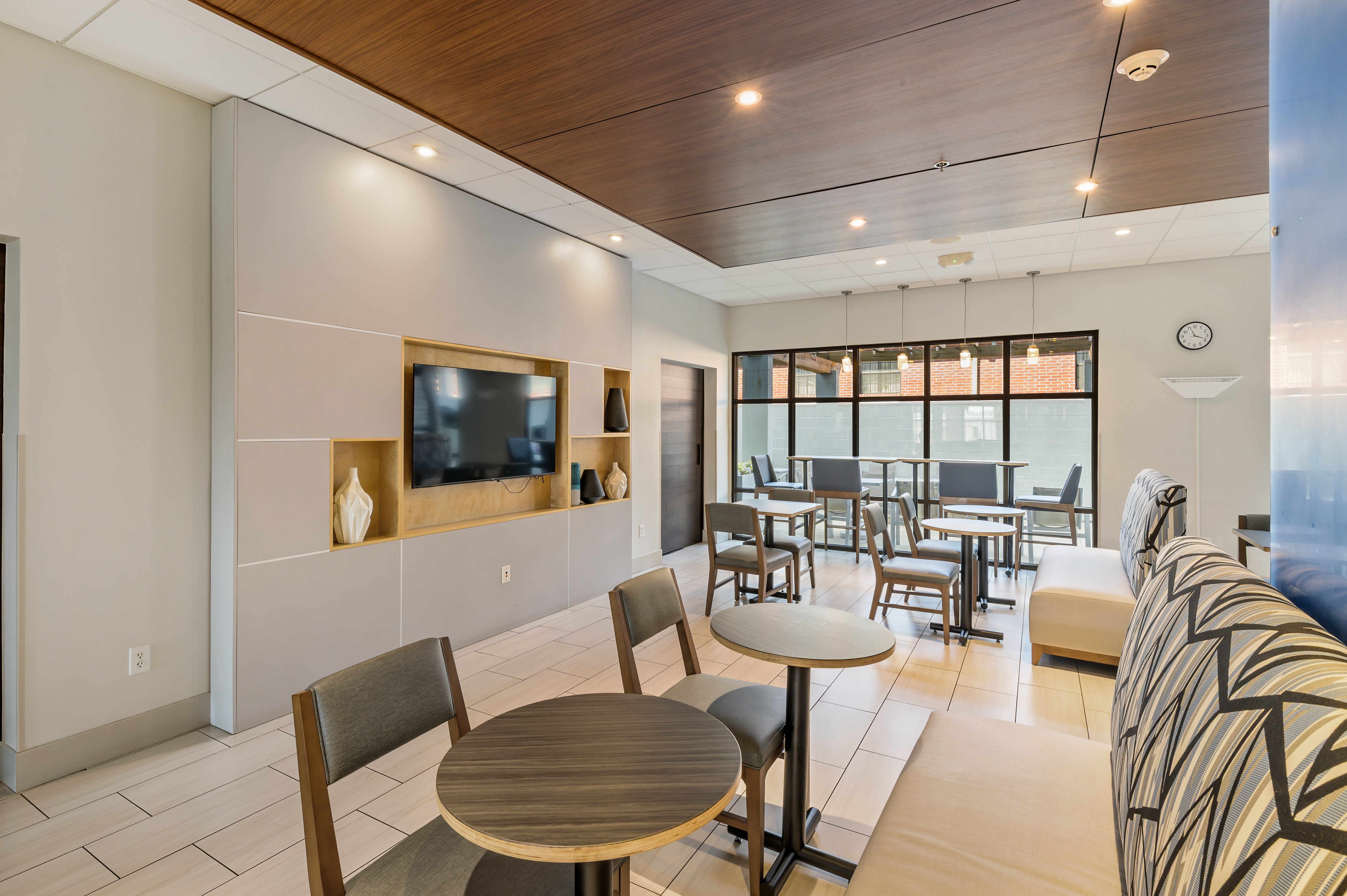 Holiday Inn Express & Suites White Hall 51/72